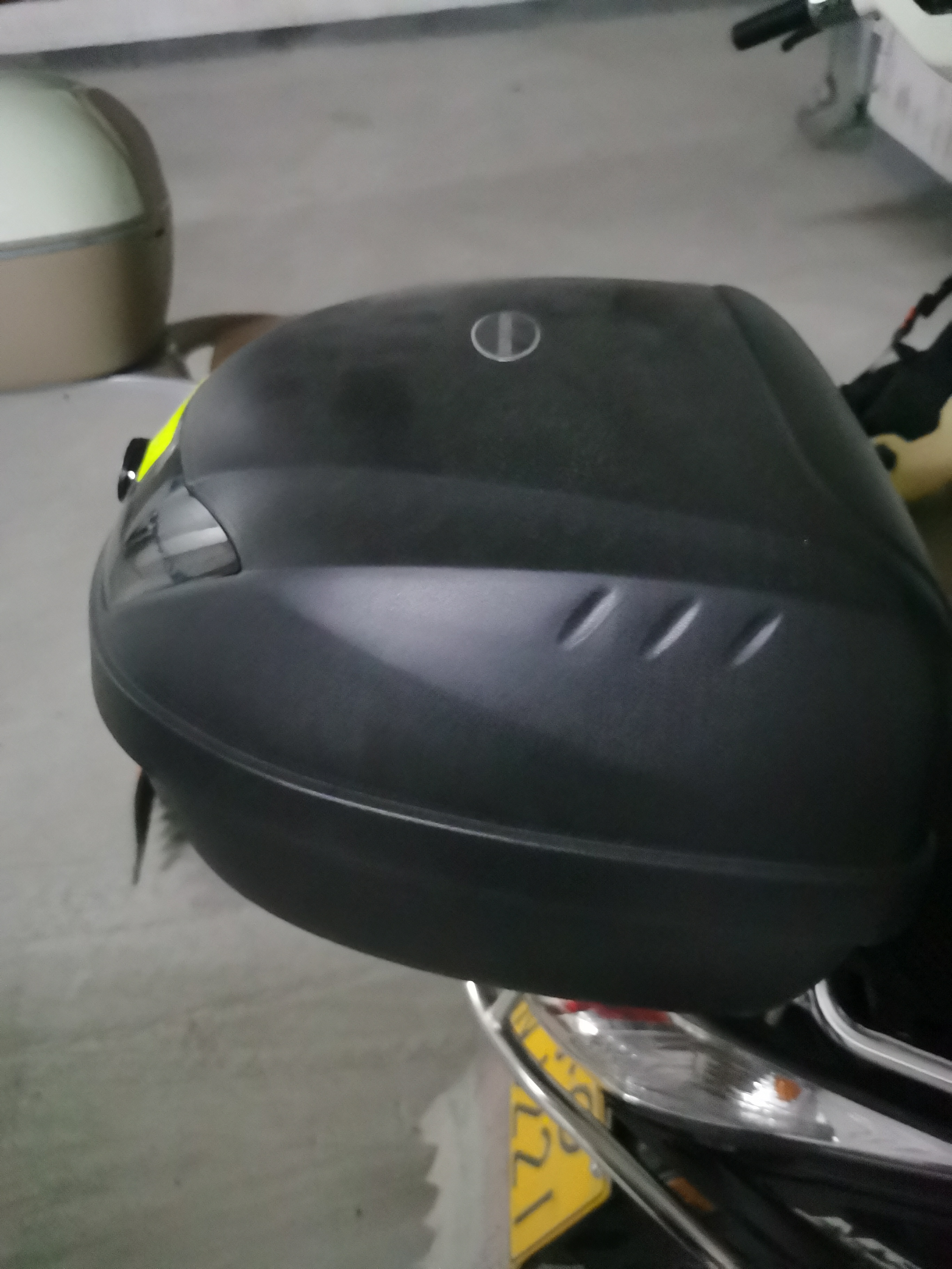 万里豪铃木uy125/uu125摩托车后备箱电动车尾箱通用踏板车储物工具箱E32 E32黑箱+黑灯罩 实拍图