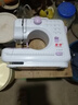 芳华505A升级版台式电动吃厚多功能缝纫机简易锁边家用可钉扣锁扣眼 白紫标配+扩展台+大礼包 实拍图