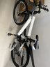 金武端自行车成人山地车公路赛车单车骑行变速超轻越野中学生初中青少年 旗舰版-辐条轮-黑白色 26寸24速 实拍图