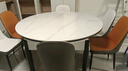 奥利克丝 亮光岩板餐桌椅组合 现代简约实木餐桌可伸缩折叠圆桌吃饭桌子 亮光雪山白-黑白框架轻奢皮椅款 1.35米 一桌六椅【12MM加厚岩板】 实拍图