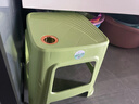 网红塑料凳子30.5cm客厅防滑凳餐桌凳简约可摞叠便携凳浴室凳 绿色【两种款式随机发】 （一个装） 实拍图