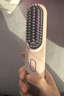 可亓无线直发梳负离子直发器护发不伤发卷发棒蓬松拉直内扣懒人美发神器恒温持久定型卷直两用电梳子 少女粉【四档温控+千万负离子护发+卷直两用】 实拍图