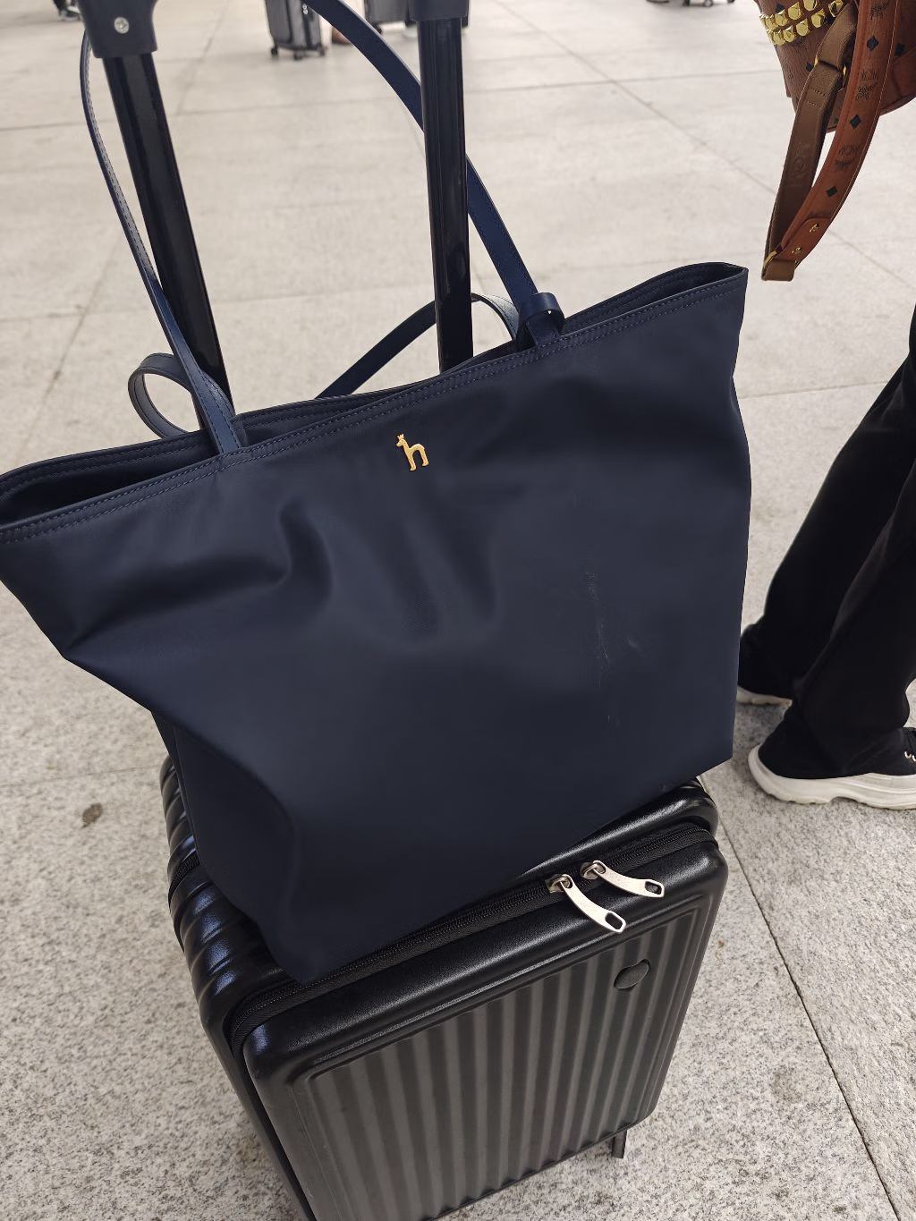 哈吉斯女包 2026春季新款女士托特包轻巧大容量单肩包ALKS2FDAE13 藏青色NV 00 实拍图