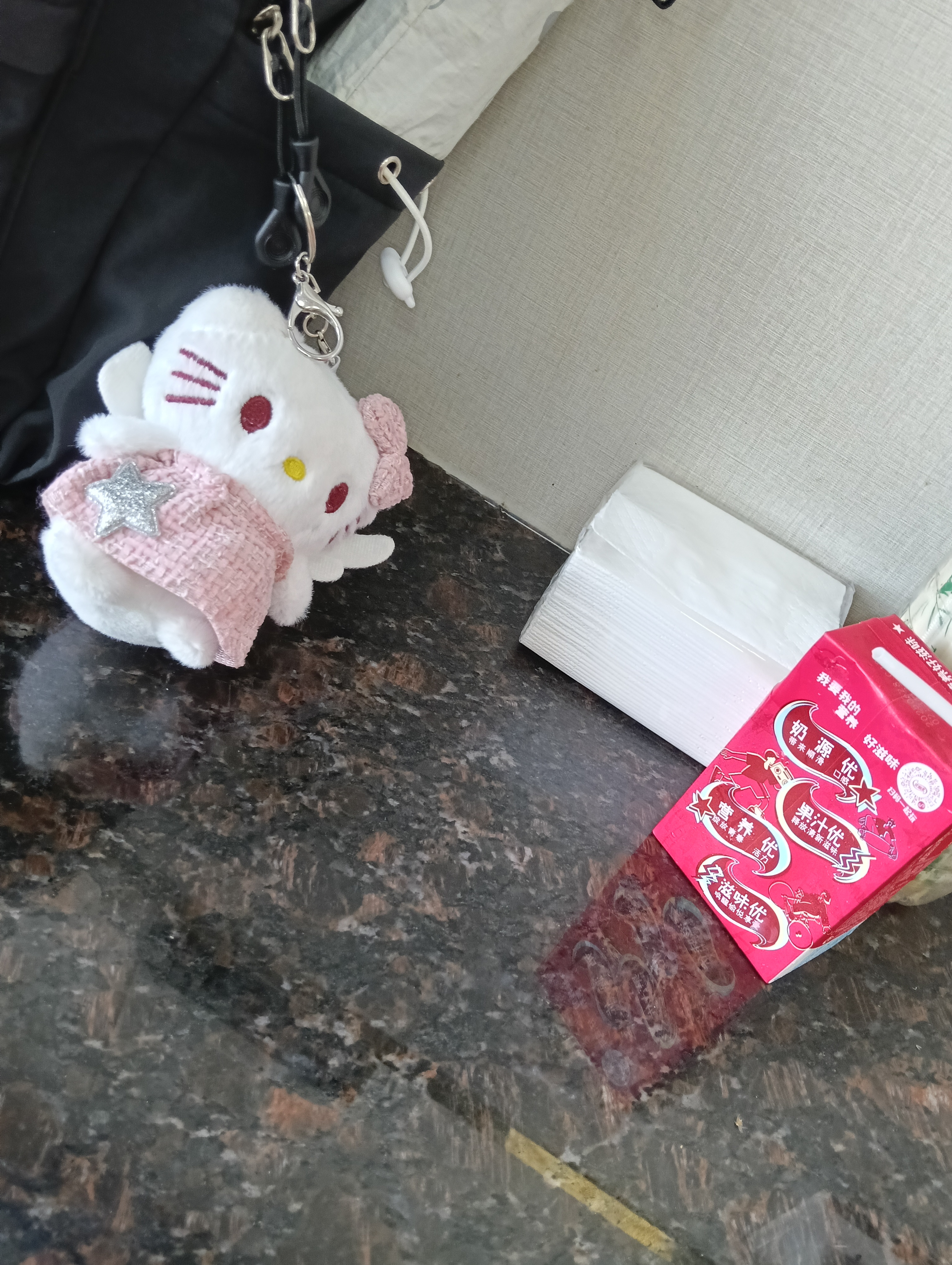 天使KT猫挂件ins少女包书包毛绒挂件可爱卡通高颜值公仔玩偶送人 【粉色】凯蒂猫翅膀挂件 1个装送挂链【12厘米左右】 实拍图