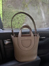 塔西伯利 TOIXI BRORY进口水桶包包女新款女士单肩斜挎包秋冬通勤大容量菜篮子手提女包 大象灰 22cm*21cm*14.5cm 实拍图