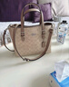 蔻驰（COACH）【品牌直供】女士MOLLIE中号手提单肩斜挎托特包拿铁色CV965 实拍图