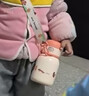 苏泊尔（SUPOR）儿童保温杯男女孩学生水杯水壶316L不锈钢便携吸管杯大容量学饮杯 【背带款】一盖双饮 嫩柚粉 500ml 实拍图