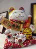 吉猫堂招财猫摆件开业大号自动摇手店铺前台家居客厅装饰发财猫送礼礼品 28CM高【八方来财】摇手猫 【礼盒+坐垫+围脖】电池插电两用 实拍图