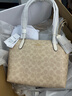 蔻驰（COACH）【品牌直供】女士FIONA24手提单肩托特包沙黄配白垩色CBT18 实拍图