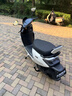大隆鹰豪2025新款电动摩托车M95电动车72V超长续航代步车男女士电瓶车前后碟刹两轮长跑王电摩高速踏板车 朱鹭白【手机互联 蓝牙音响】 72V26A石墨烯电池-续航约95KM 实拍图
