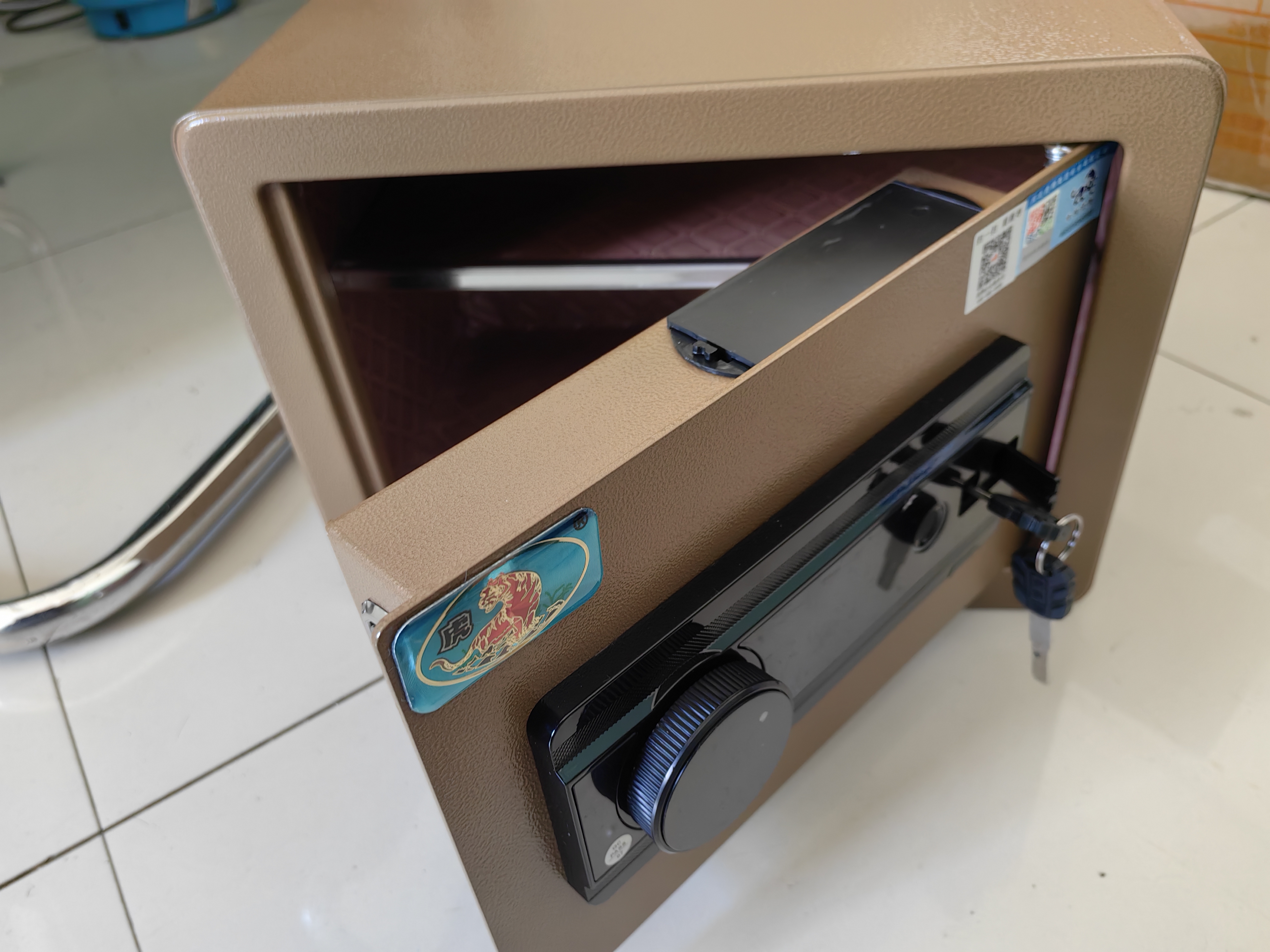 虎牌保险柜家用办公小型指纹密码免钥匙保管柜全钢防盗床头保险箱可入墙入柜 博瑞系列 25cm 咖啡金 实拍图