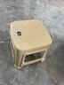 网红塑料凳子30.5cm客厅防滑凳餐桌凳简约可摞叠便携凳浴室凳 卡其色【两种款式随机发】 （一个装） 实拍图