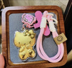 中国珠宝大褔hellokitty猫钥匙扣黄金挂件足金KT猫手机链999包包挂饰礼物 KT猫钥匙扣【0.2g】(含礼盒） 实拍图