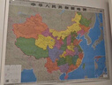 【官方正版 通用】2025 中国地图挂图+世界地图挂图 超值套装共2张 尺寸约1.1米*0.8米 高清防水标准政区图 学生地理学习 办公家庭装饰 无拼缝通用新版墙贴挂画挂图   实拍图