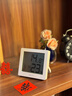 得力(deli)室内温湿度表 LCD 电子温湿度计老人生日礼品儿童礼物带闹钟功能 婴儿房办公用品 白色8813 实拍图