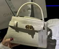 CHARLES&KEITH鳄鱼纹凯莉包手提斜挎婚包包女包生日礼物CK2-50270880-1 Ivory象牙色 S 实拍图