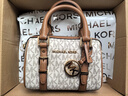 MICHAEL KORS迈克高仕 【新年情人节礼物】MK Bedford 迷你波士顿手提斜挎包包 香草白/橡果棕 149 迷你 实拍图