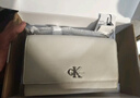 Calvin Klein时尚腋下包礼物休闲通勤洋气包包金属字母拉链CK女包单肩法棍包 280-杏仁黄 OS 实拍图