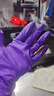 繁物简一次性乳胶手套食品级加厚蓝色橡胶丁腈手套卫生防油工作防护耐酸 紫色加厚丁腈高弹100只【盒装】 S小号（手掌宽度7-8cm） 实拍图