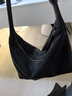 裘真【明星同款】植鞣胎牛皮腋下经典hobo包通勤真皮女包 黑色-小号(胎牛皮版) 小包/大包 实拍图