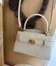 CHARLES&KEITH鳄鱼纹凯莉包手提斜挎婚包包女包生日礼物CK2-50270880-1 Ivory象牙色 S 实拍图