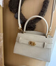 CHARLES&KEITH鳄鱼纹凯莉包手提斜挎婚包包女包生日礼物CK2-50270880-1 Ivory象牙色 S 实拍图