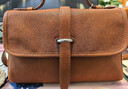 裘真新年礼物 植鞣牛皮007邮差包女真皮大容量通勤单肩斜挎包复古包 焦糖色 实拍图