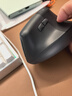 罗技（Logitech）Lift人体工学鼠标 垂直鼠标 小手鼠标 无线蓝牙鼠标 3台设备秒切换 带Logi Bolt接收器 黑色 实拍图
