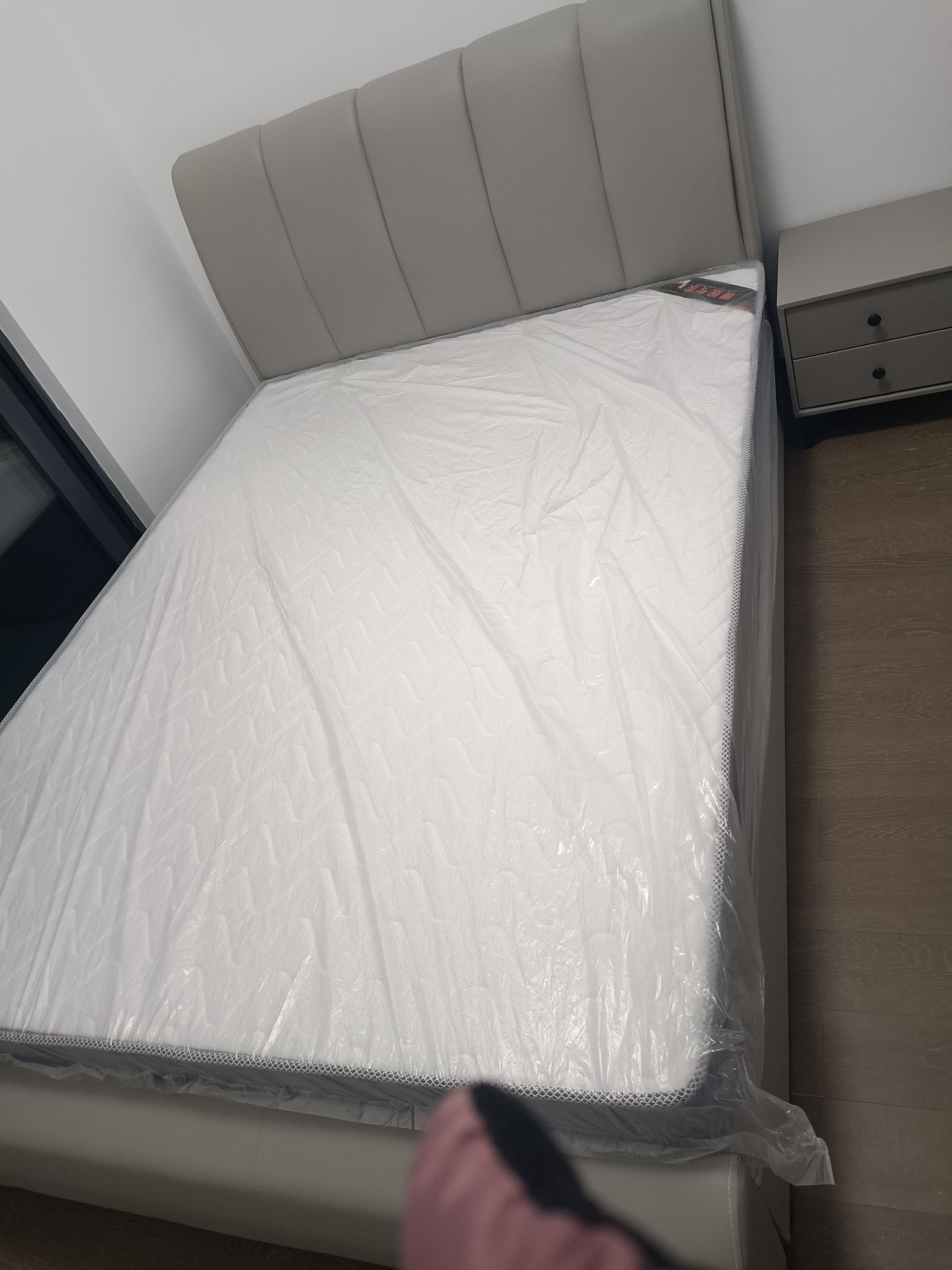 福瑟【现货闪发】实木床轻奢皮艺床简约婚床软包奶油风主卧双人大床 浅灰色+20cm弹簧床垫+床头柜*1 1.5米*2米 实拍图
