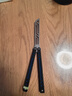 yy钢鹦鹉螺 夜光款蝴蝶刀【桔梗balisong】不锈钢内衬安全未开刃 黑蓝白刃 实拍图