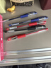 得力（deli）经典办公拔帽中性笔 0.5mm子弹头水笔签字笔 红色12支/盒34567 实拍图