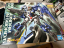 万代拼装模型 1/100 MG 00 七剑 7剑/枪形态 高达 实拍图
