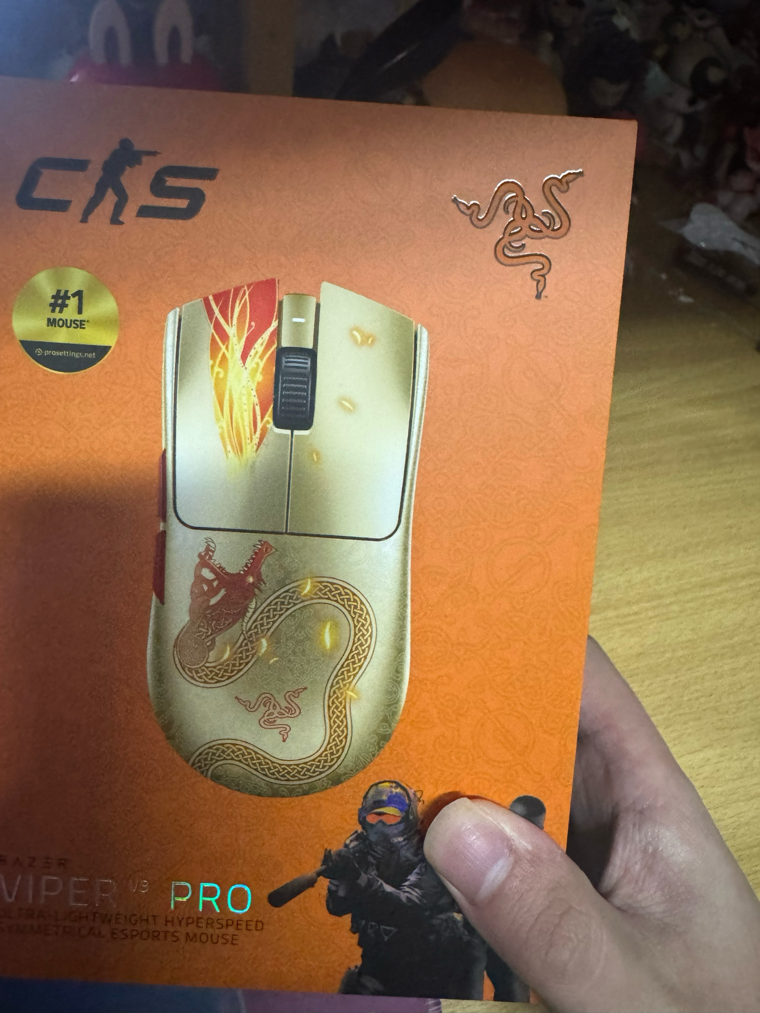 雷蛇（Razer）毒蝰v3pro专业版 轻量化无线游戏鼠标 人体工程学设计 宏电竞鼠标 对称手型 lol吃鸡鼠标 毒蝰V3专业版-反恐精英2联名款 实拍图