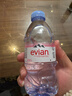 依云（evian）法国原装进口矿泉水 330ml*24瓶(软瓶)饮用水新老包装随机发货 实拍图