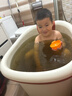日康（rikang）泡澡桶 儿童洗澡桶婴儿游泳桶家用浴缸浴桶赠浴凳米色 X1002-2 实拍图