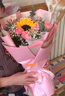 植伴康乃馨百合鲜花生日祝福探望病人母亲节鲜花速递送妈妈全国同城店 R款-11朵康乃馨加1朵向日葵 实拍图