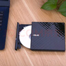 华硕（ASUS） 8倍速 USB外置DVD光盘刻录机 移动光驱 黑色/银色 OP DIYC SDRW-08D2S-U (MAC黑) 实拍图
