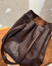 裘真新年礼物 008水桶包女斜挎通勤大容量真皮复古小众植鞣牛皮包包 咖啡色-大号 实拍图