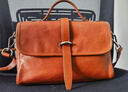 裘真新年礼物 植鞣牛皮007邮差包女真皮大容量通勤单肩斜挎包复古包 焦糖色 实拍图