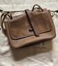 裘真新年礼物 复古001邮差包女单肩通勤大容量斜挎包植鞣头层牛皮包 大象灰-中号 实拍图