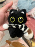 黑猫玩偶毛绒公仔挂件ins可爱猫咪包包挂饰情侣礼物送女朋友礼物 黑白围巾+黑猫【升级双扣挂绳】 会吱吱叫【10厘米左右】 实拍图