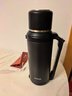 苏泊尔（SUPOR）保温壶大容量不锈钢72小时暖水壶热水瓶户外旅行壶便携车载杯子 儒雅黑2L【304不锈钢+茶滤+背带】 实拍图