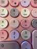 B.O.W航世 K155B 无线蓝牙数字小键盘 财务会计办公 复古圆帽 外接笔记本台式通用键盘 幻彩粉 实拍图