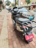 五羊【官方正品】2025款电动摩托车NFC解锁大功率电动车俩轮代步电摩男女时尚电动踏板车 骑士黑/速度70M/前后双碟/杠箱版 72V22A/全新石墨烯电池/木架发货 实拍图