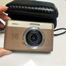 KODAKC1 翻转屏2.8英寸1300万 26mm广角 1080P高清 超薄便携自拍数码相机 棕色套装（相机+32gTF卡+包） 实拍图