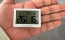 齐心（COMIX）迷你温湿度计 室内干湿家用电子温湿度显示器温度计 湿度计 便携高精度壁挂式 LA001 白 实拍图