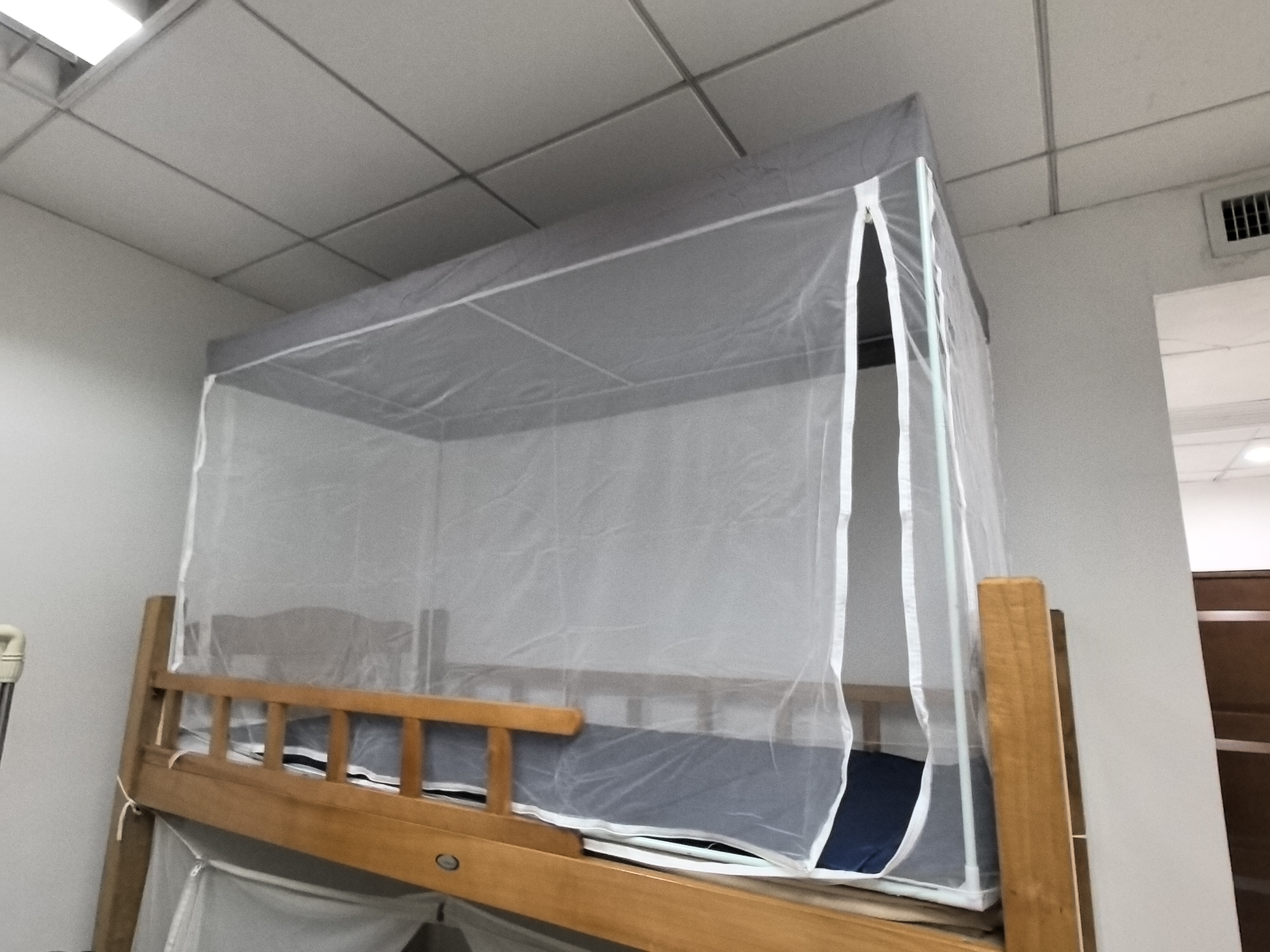 可伸缩蚊帐架出租屋上铺下铺0.8m上下床0.9米寝室单人蒙古包 防尘灰【烤漆支架+风扇杆】 上铺-三开门【宽90长190高110】 实拍图
