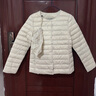 鸭鸭（YAYA）佟丽娅同款轻薄羽绒服女新款冬季短款圆领内胆修身时尚薄外套男 米白色【女款无领】 S 【建议80-90斤】 实拍图