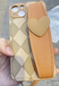 八脚兽适用苹果17Promax手机壳新款爱心腕带iPhone16Pro腕带支架15镜头全包13女款斜挎挂绳防摔软壳 【菱格爱心腕带+斜挎挂绳】高端皮质防摔软壳 iPhone 17 Promax 实拍图