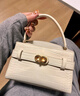 CHARLES&KEITH鳄鱼纹凯莉包手提斜挎婚包包女包生日礼物新年礼物CK2-50270880-1 Ivory象牙色 S 实拍图